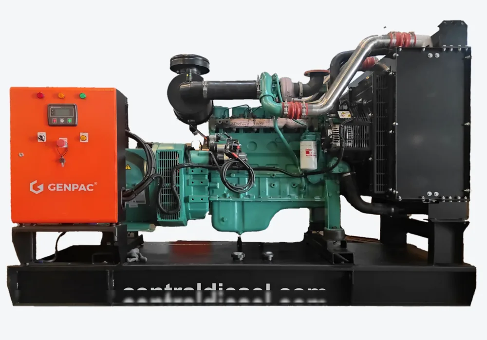 Mesin diesel Cummins KTA19 hijau di atas rangka genset, panel oranye di kiri, radiator di kanan